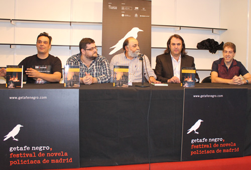 Ediciones Irreverentes en Getafe Negro 2013. De izquierda a derecha: José G. Cordonié, Santiago Bergantinhos, Manuel A. Vidal. Miguel Angel de Rus, Rubén Serrano