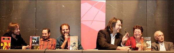 Ediciones Irreverentes en el XIV Salón Internacional del Libro Teatral, presenta últimas novedades teatrales. De izquierda a derecha, Chema Rodríguez-Calderón (Trilogía idiota), David Esteban Cubero (José y Josu, ecos de un secuestro), Borja Fano (Nido de vergüenza), Miguel Angel de Rus, Lourdes Ortiz (Fedra) y José Luis Alonso de Santos (La semana cultural). Nótese el jolgorio generalizado. Es el mejor resumen del Salón: cuatro días a tope de firmas, presentaciones y diversión. Para quienes aún no han entendido que la cultura es ante todo diversión.