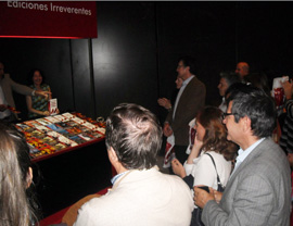 Miguel Ángel de Rus arenga al público que estuvo en el stand de Ediciones Irreverentes durante la presentación.