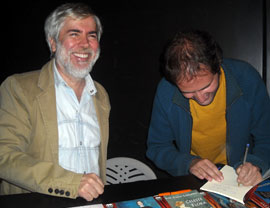 Borja Fano firmando un libro en el salón del Libro Teatral, junto a Manuel Villa-Mabela