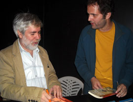 Manuel Villa-Mabela y Borja Fano, departiendo en el stand de Ediciones Irreverentes, encantados de la vida