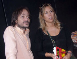 Chema Rodríguez Calderón y Tamzin Townsend en el stand de Ediciones Irreverentes en el Salón del Libro teatral, en la firma de Trilogía Idiota.